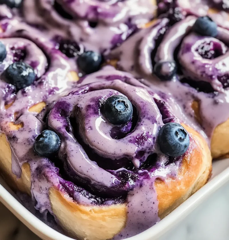 Heidelbeer-Zimtrollen mit köstlichem Frischkäse-Frosting 1 Heidelbeer-Zimtrollen mit Heidelbeer-Frischkäse-Frosting