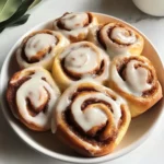 Unwiderstehliche rosa Zimtschnecken mit Himbeerfüllung