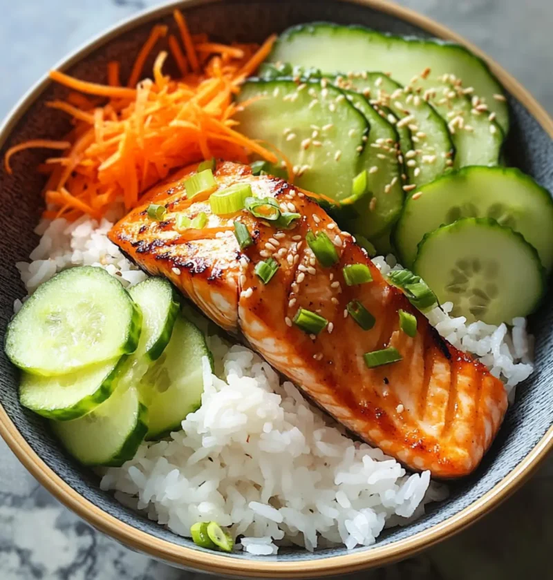 Lachs-Reisbowl Rezept für gesunde Genussmomente 33 Lachs-Reisbowl Rezept Zutaten: - 250 g Sushi-Reis - 300 ml Wasser - 2 EL Reisessig - 1 EL Zucker - 1 TL Salz - 200 g frischer Lachs - 1 Avocado - 1 kleine Gurke - Sojasauce - Sesam - Frischer Koriander Anleitung: 1. Sushi-Reis in einem Sieb abspülen, bis das Wasser klar ist. 2. Reis und Wasser in einen Topf geben und zum Kochen bringen. Hitze reduzieren und 15 Minuten köcheln lassen. 3. Reisessig, Zucker und Salz in einem kleinen Topf erhitzen, bis sich der Zucker aufgelöst hat. 4. Den gekochten Reis mit der Essigmischung vermengen und abkühlen lassen. 5. Lachs in dünne Scheiben schneiden. 6. Avocado und Gurke ebenfalls in Scheiben schneiden. 7. Reis in Schalen verteilen und mit Lachs, Avocado und Gurke garnieren. 8. Mit Sojasauce, Sesam und Koriander servieren.
